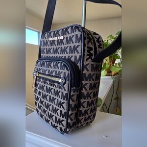 Michael Kors Bedford Zip  Flightbag Crossbody